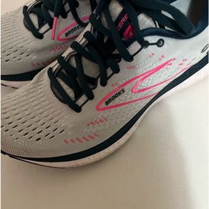 Ladies Brooks athletic shoes.  Size 9.5.  GUC